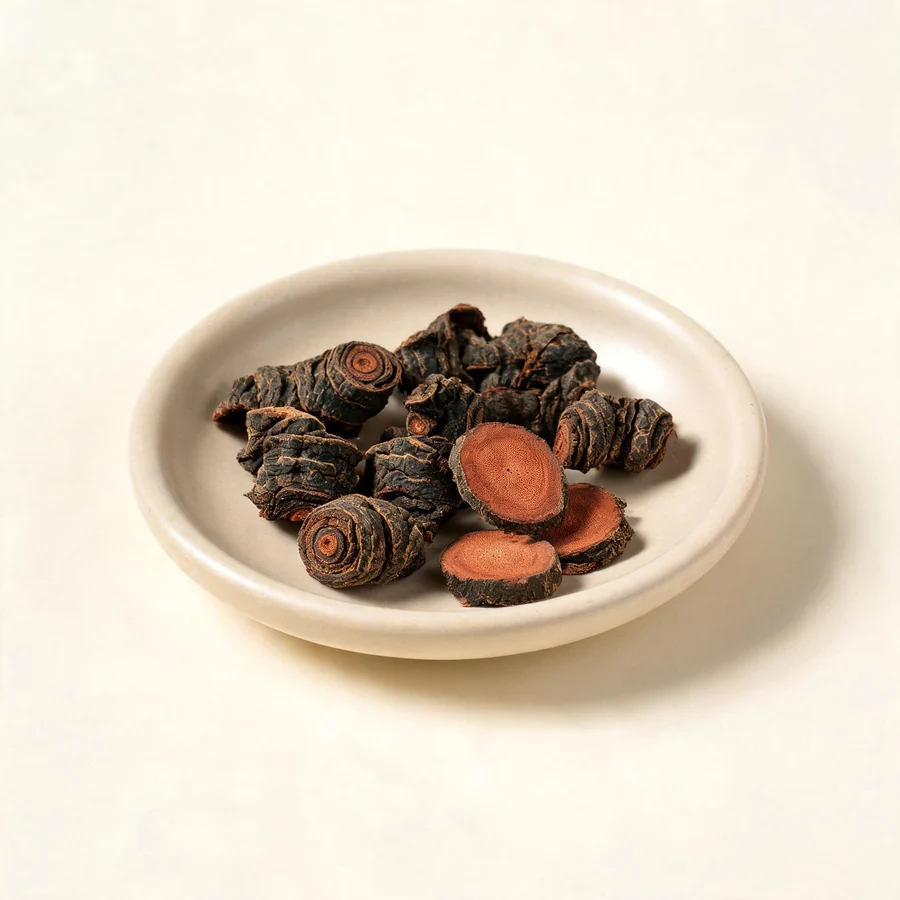 Dried Quan Shen rhizome arranged in a shallow bowl