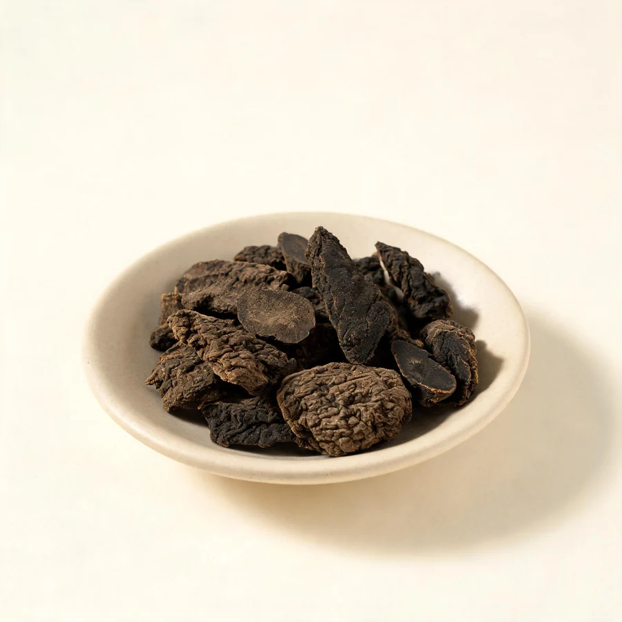 Dried Xuan Shen root arranged in a shallow bowl